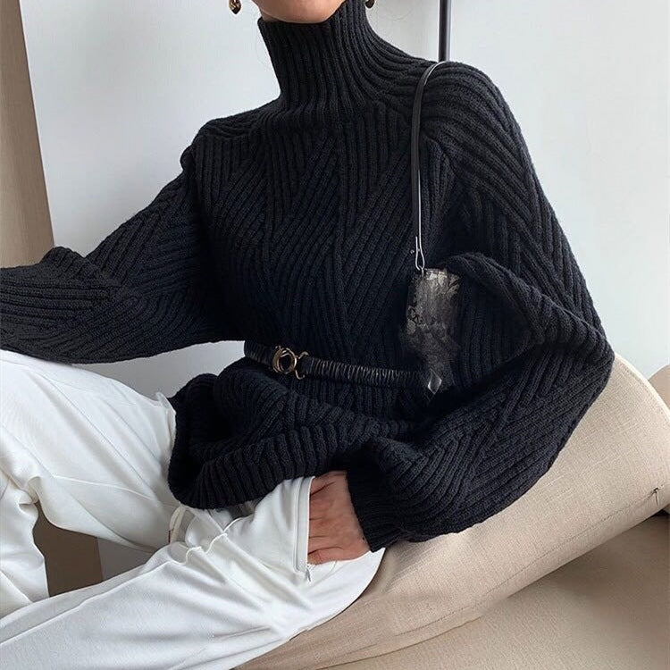 Elegancki i luźny sweter z grubym golfem w skośnym wzorze