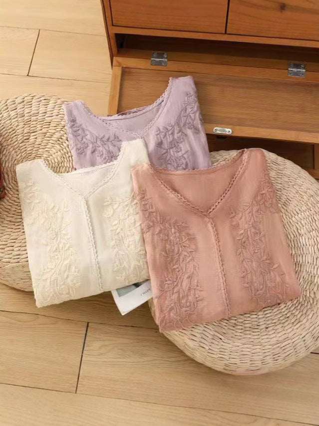 Elegancka i wygodna koszula w stylu retro z krótkim rękawem i dekoltem w serek, ozdobiona kwiatowym wzorem.