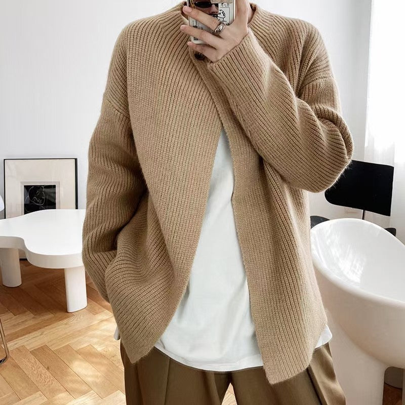 Elegancki, ocieplany sweter poncho w jednolitym kolorze, zapinany na guziki