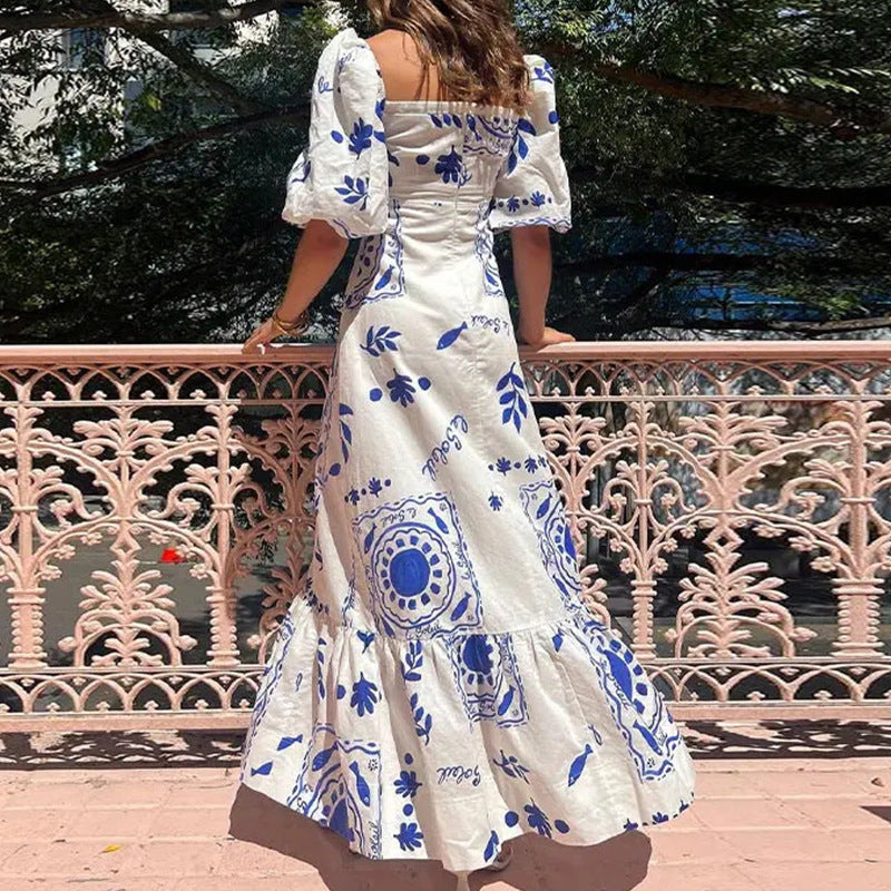 Stylowa i elegancka damska sukienka maxi z kwiatowym nadrukiem, bufiastymi rękawami i krojem w kształcie litery A