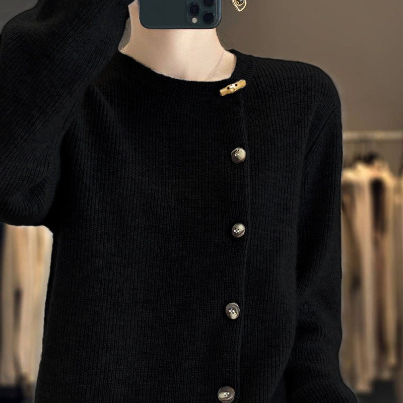 Elegancki i wygodny sweter z okrągłym dekoltem i nieregularnymi guzikami