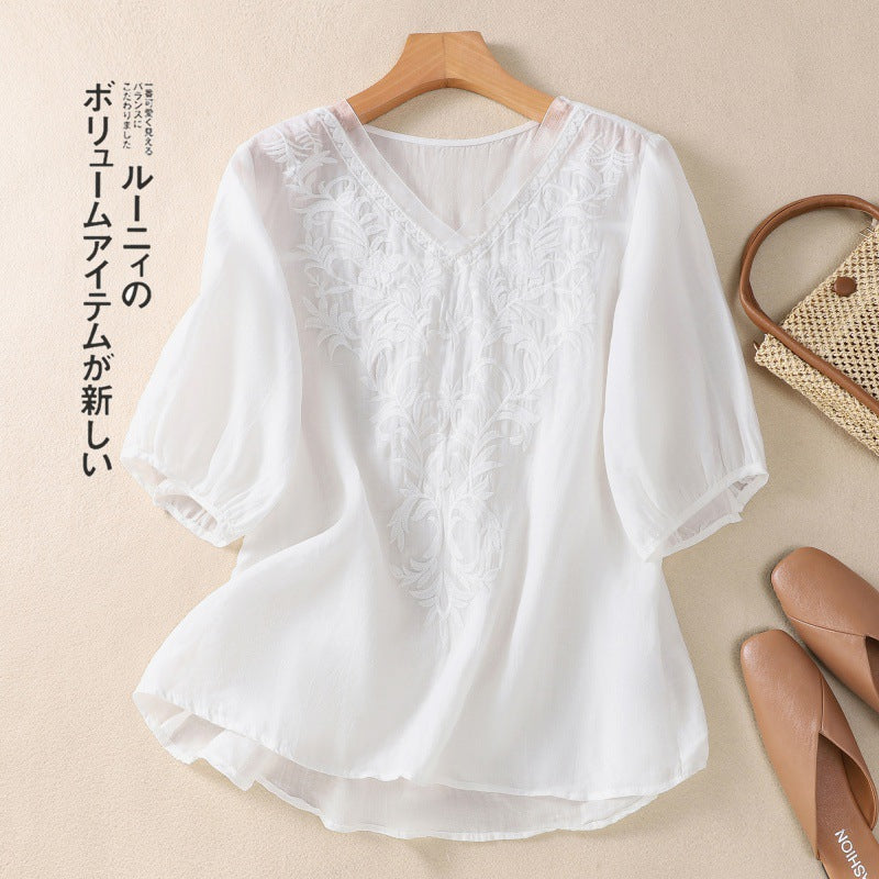 Solidna koszula z krótkim rękawem wykonana z czystego lnu z delikatnym dekoltem w serek i wykwintnym haftem przy kołnierzyku