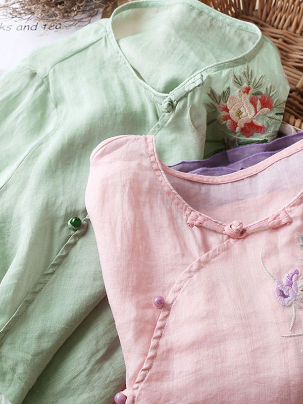 Gładka koszula z bawełny i lnu z rękawami średniej długości, bocznymi guzikami i delikatnym kwiatowym haftem