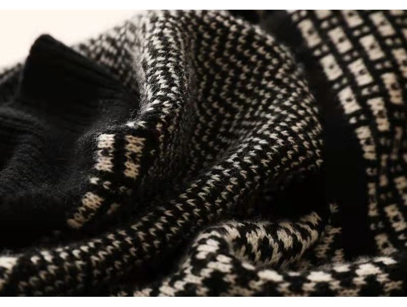 Elegancki i wygodny damski sweter z golfem w geometryczny wzór