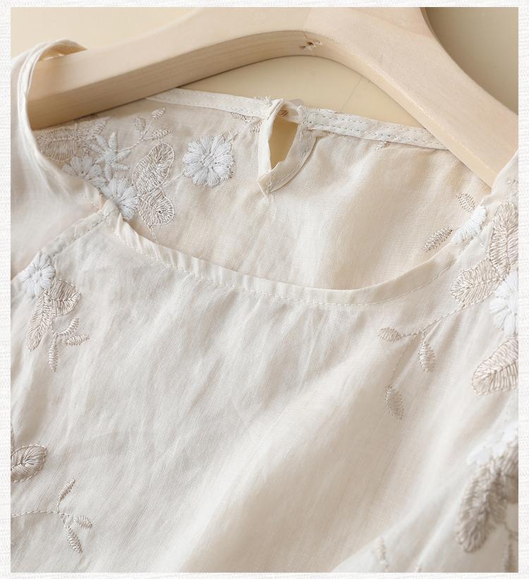 Elegancka koszula w stylu vintage z okrągłym dekoltem i haftowanymi kwiatami