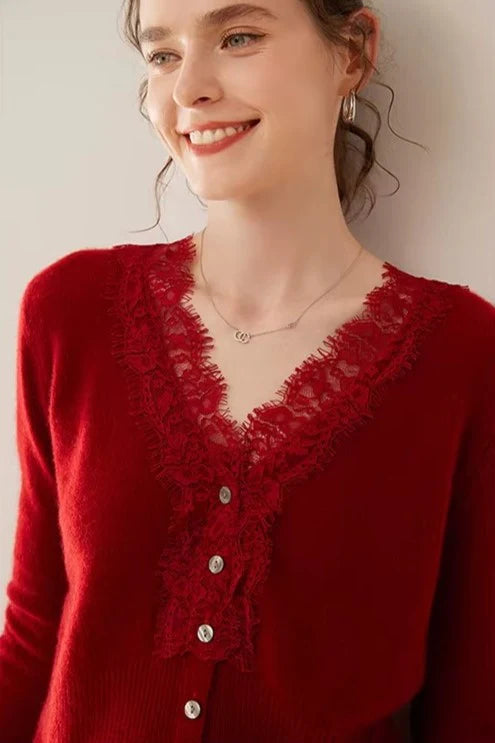 Elegancki i wygodny, inspirowany stylem vintage, jednolity kardigan z dekoltem w serek i koronkową lamówką przy dekolcie
