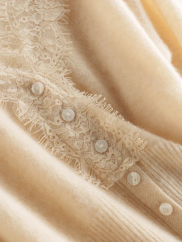 Elegancki i wygodny, inspirowany stylem vintage, jednolity kardigan z dekoltem w serek i koronkową lamówką przy dekolcie