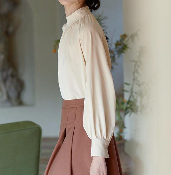 Damska jedwabiście gładka koszula z długim rękawem i kołnierzykiem zapinanym na guziki