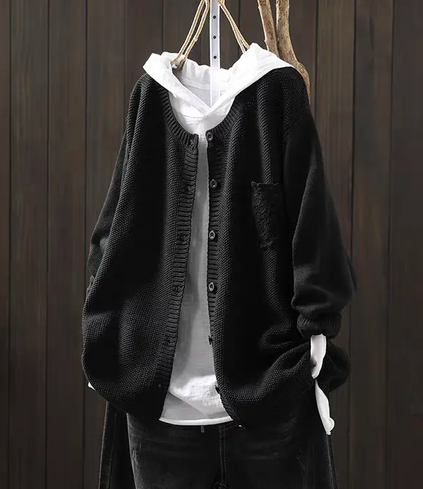 Solidny sweter z kaszmiru zapinany na guziki, w eleganckim, swobodnym stylu, z kieszeniami z koronki z przodu