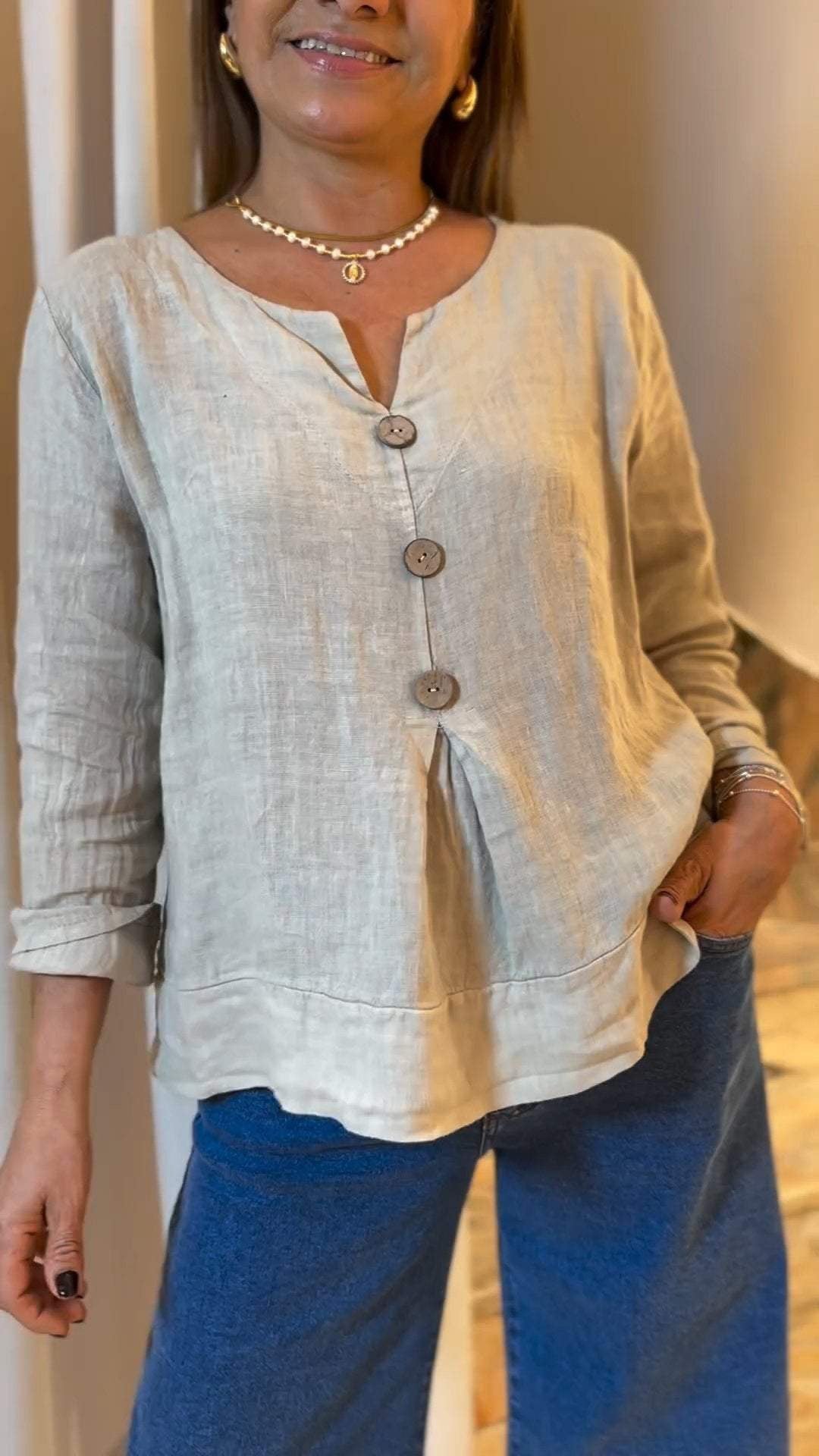 Luźna i wygodna beżowa koszula z bawełny i lnu z okrągłym dekoltem i guzikami