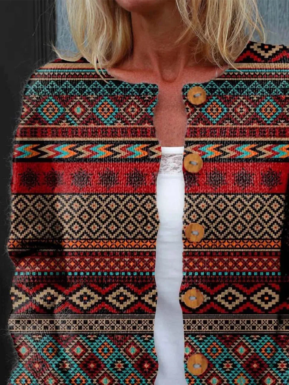 Elegancki i wygodny kardigan w kolorowe, nieregularne geometryczne wzory; swobodny i uniwersalny styl.