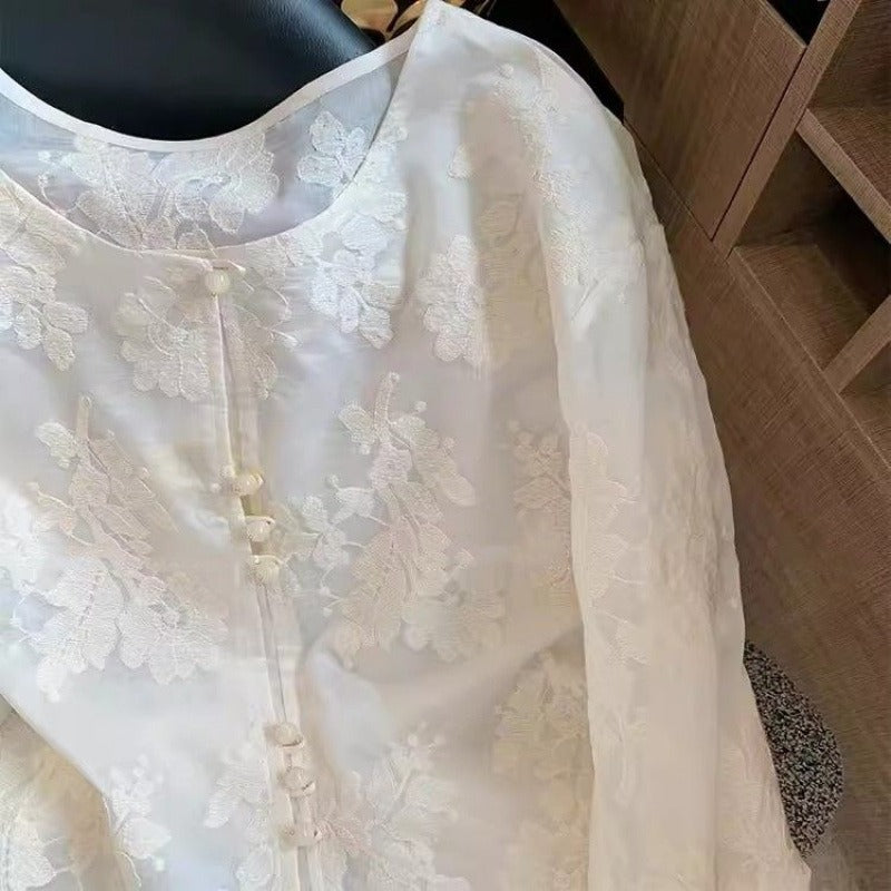 Biała koronkowa bluzka damska w stylu francuskim z kwiatowym wzorem emanuje elegancją.