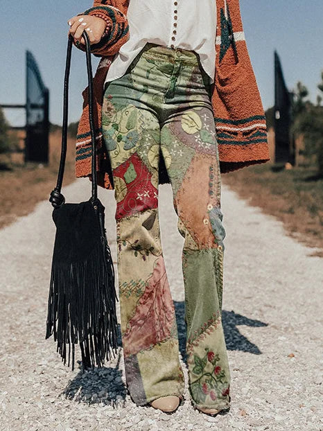 Eleganckie i wygodne jeansy z prostą nogawką, kwiatowym wzorem w stylu hippie i kieszeniami.