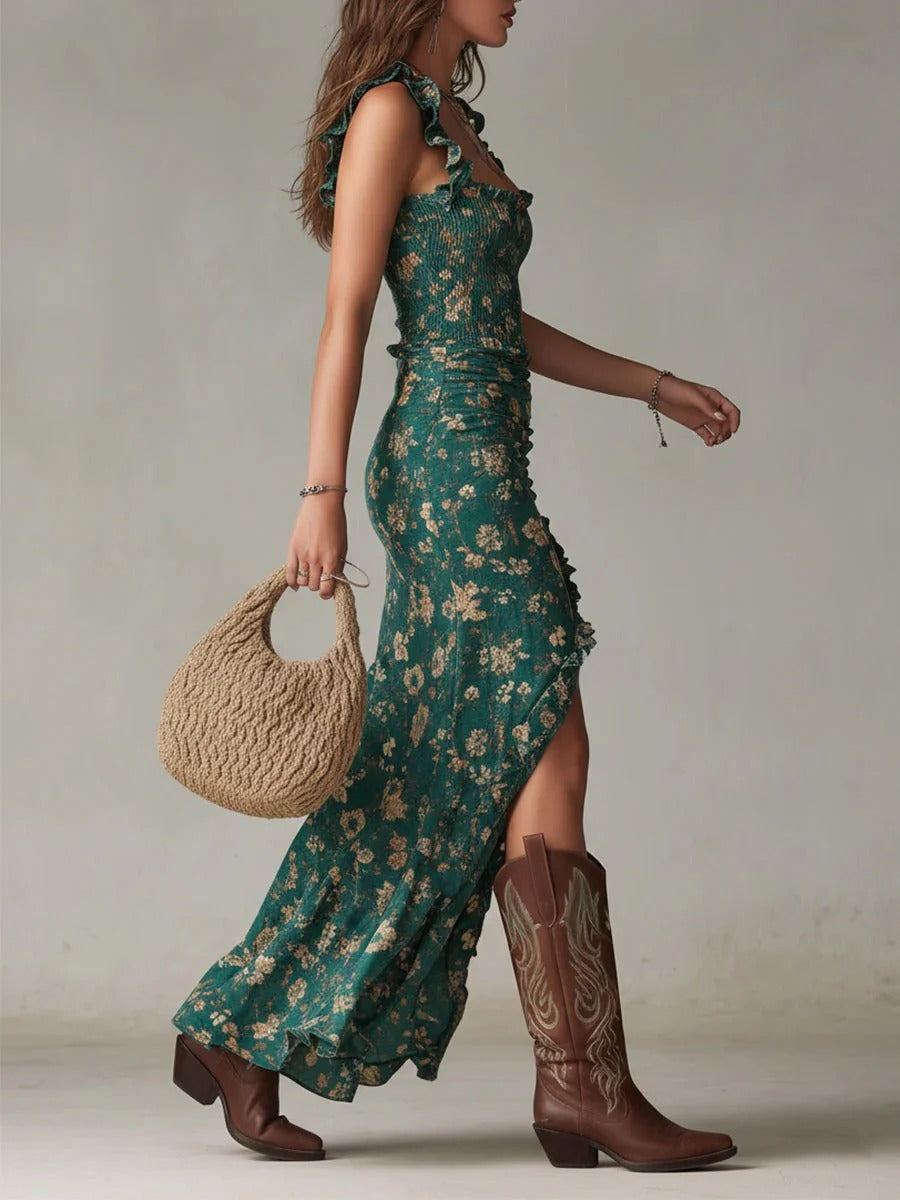 Sukienka w stylu retro boho, ciemnozielona, bez rękawów, z falbankami i wysokim rozcięciem u dołu.