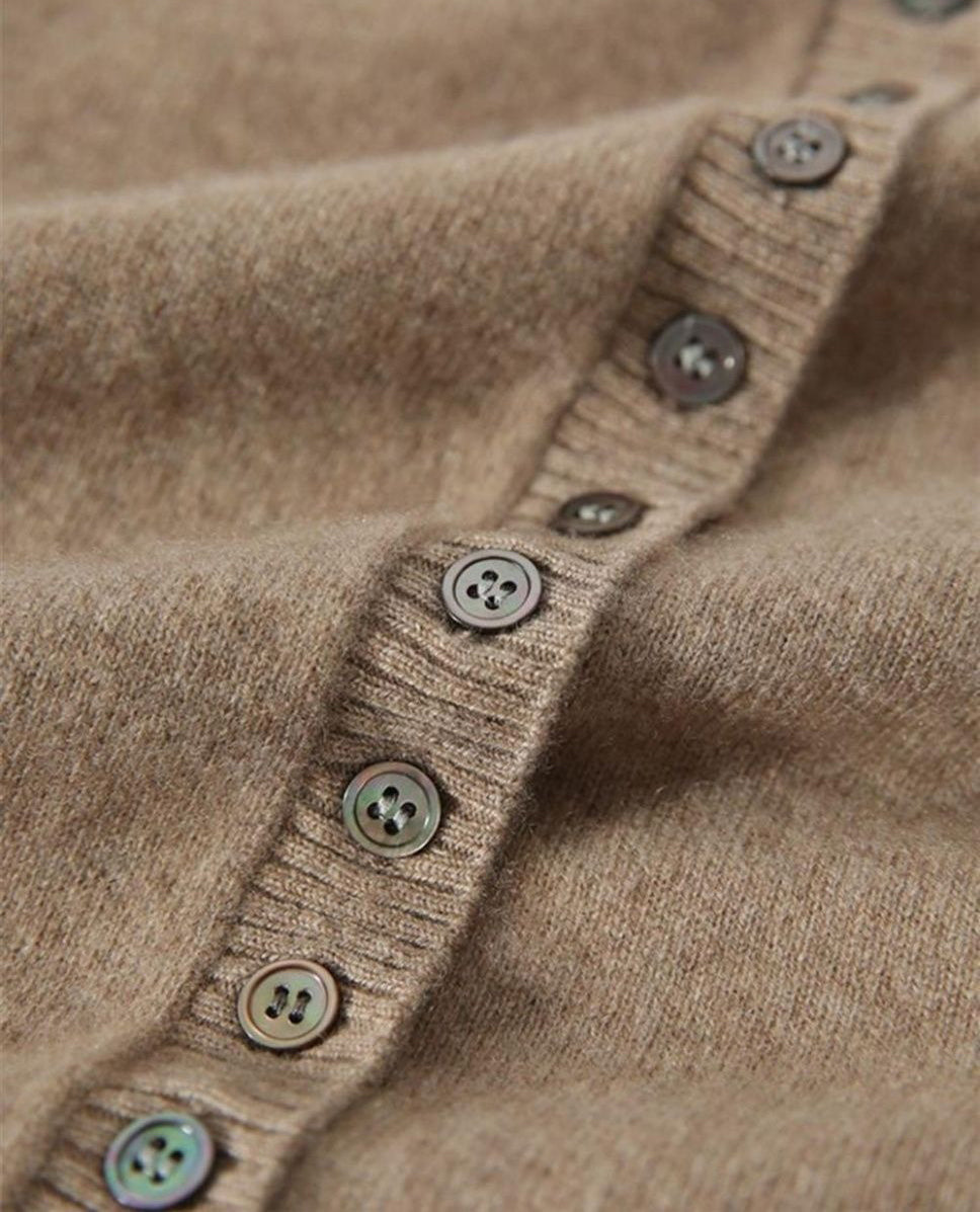 Elegancki i wygodny kardigan wykonany z miękkiej dzianiny, zapinany na guziki