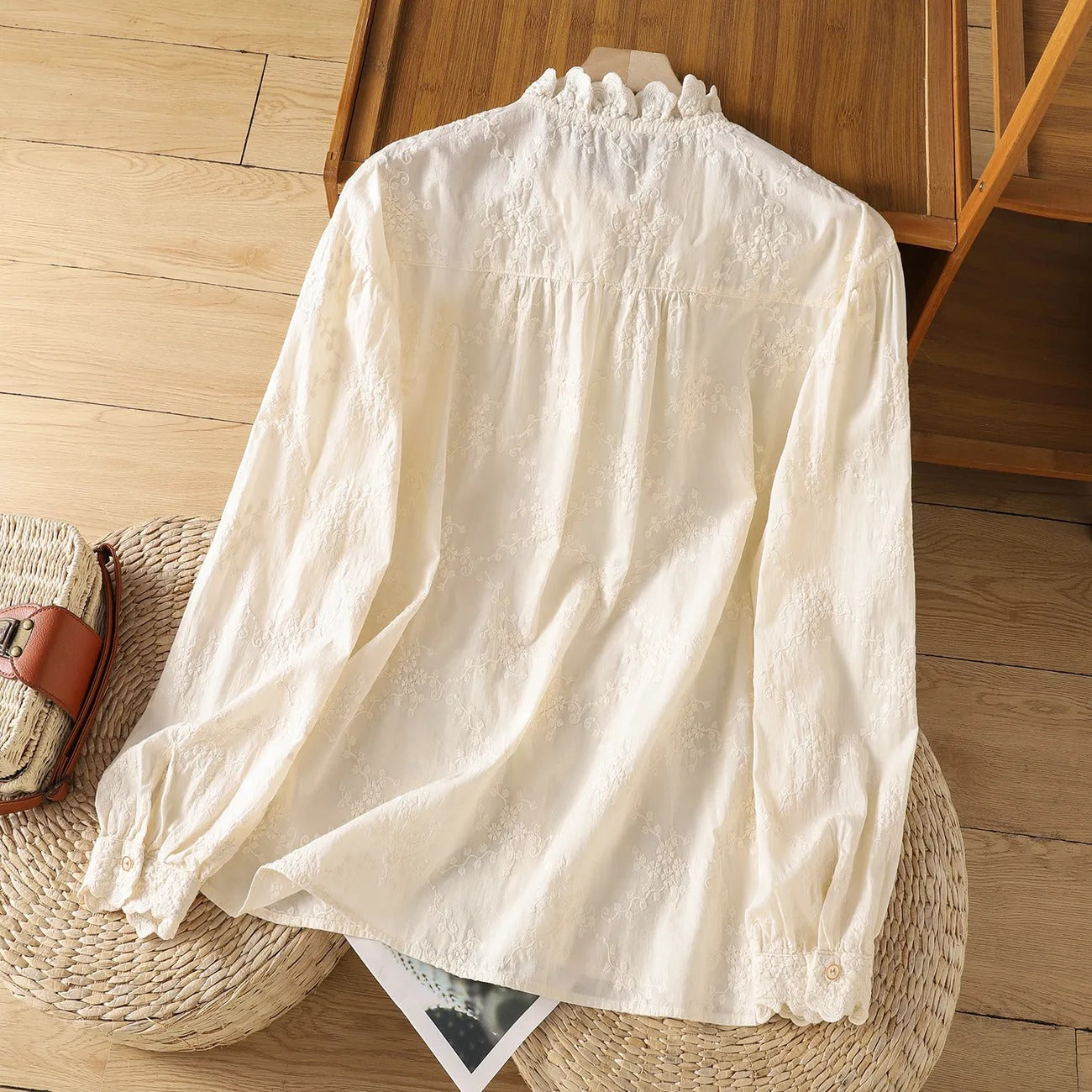 Koszula w stylu vintage z długim rękawem, plisowanym kołnierzykiem, falbaną, haftem kwiatowym i kolorowymi guzikami