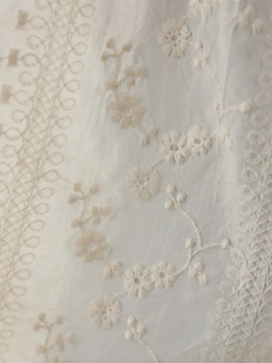 Nowa, luźna koszula w stylu francuskim z zakładkami harmonijkowymi, wykonana z czystej bawełny i ozdobiona haftowanym wzorem kwiatowym.