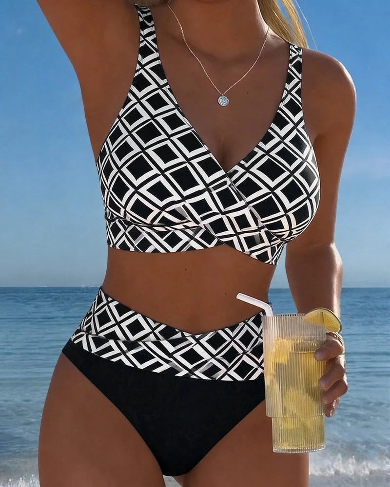 Dopasowany i seksowny komplet bikini z geometrycznymi wzorami w kratkę zarówno na stroju kąpielowym, jak i na kąpielówkach.