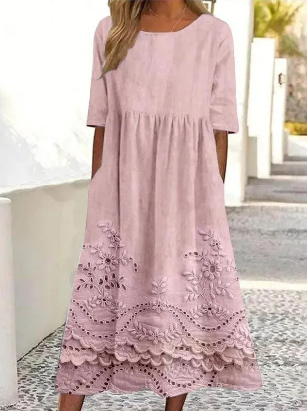 Ta luźna, wygodna różowa sukienka jest wykonana z mieszanki bawełny i lnu i ma prosty kwiatowy wzór.