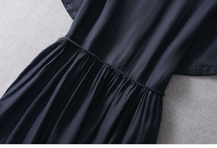 Elegancka i wygodna sukienka koszulowa dostępna w trzech kolorach, z kołnierzykiem koszulowym i zapięciem na guziki oraz paskiem w talii