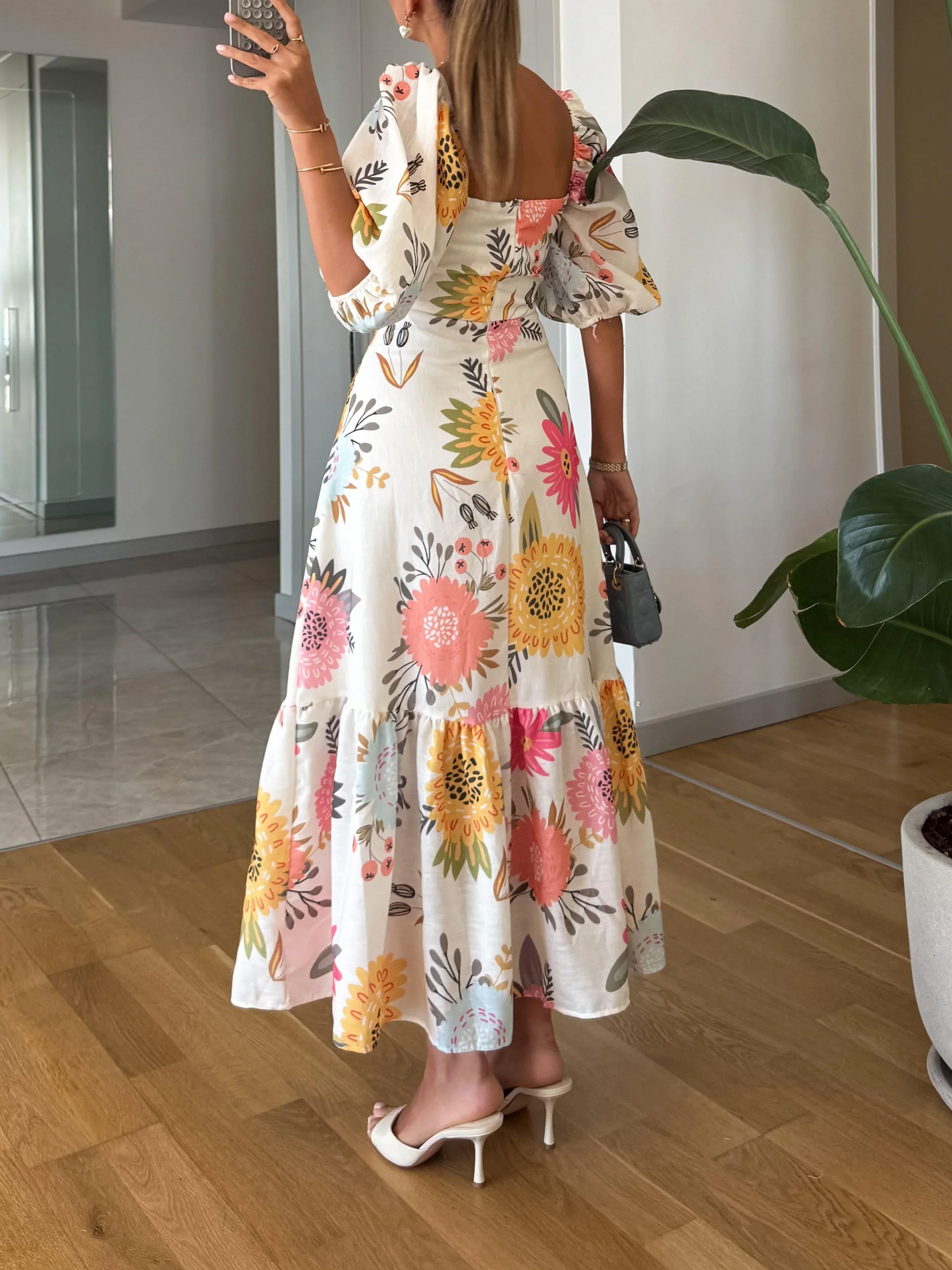 Stylowa i elegancka damska sukienka maxi z kwiatowym nadrukiem, bufiastymi rękawami i krojem w kształcie litery A