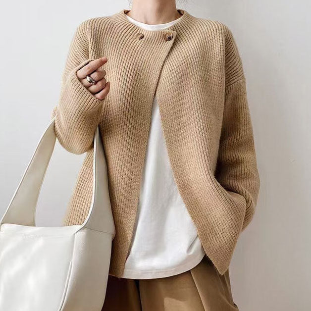 Elegancki, ocieplany sweter poncho w jednolitym kolorze, zapinany na guziki