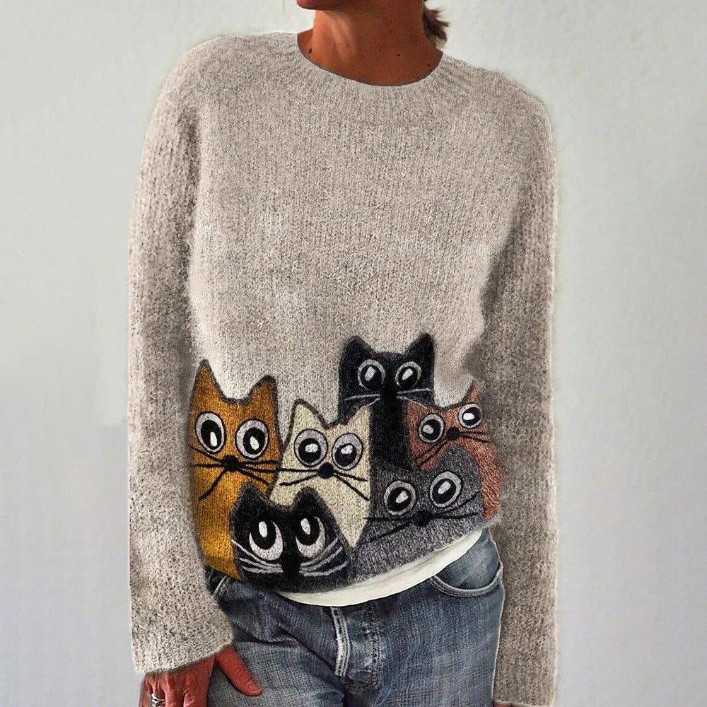Wygodny, puszysty sweter w kolorze khaki z okrągłym dekoltem, zadrukowany w urocze wzory z rysunkowymi kotami.