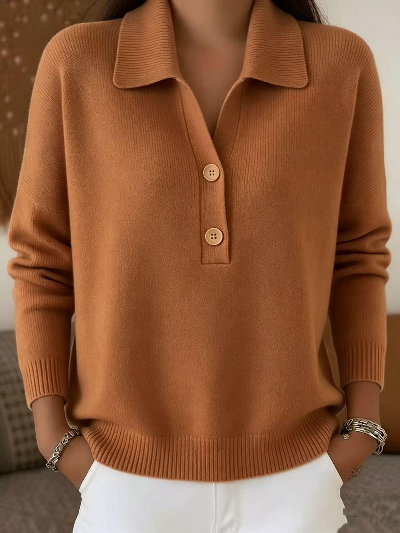 Elegancki i wygodny sweter kaszmirowy w stylu vintage, miękki i przyjemny w dotyku, z półotwartym kołnierzem.