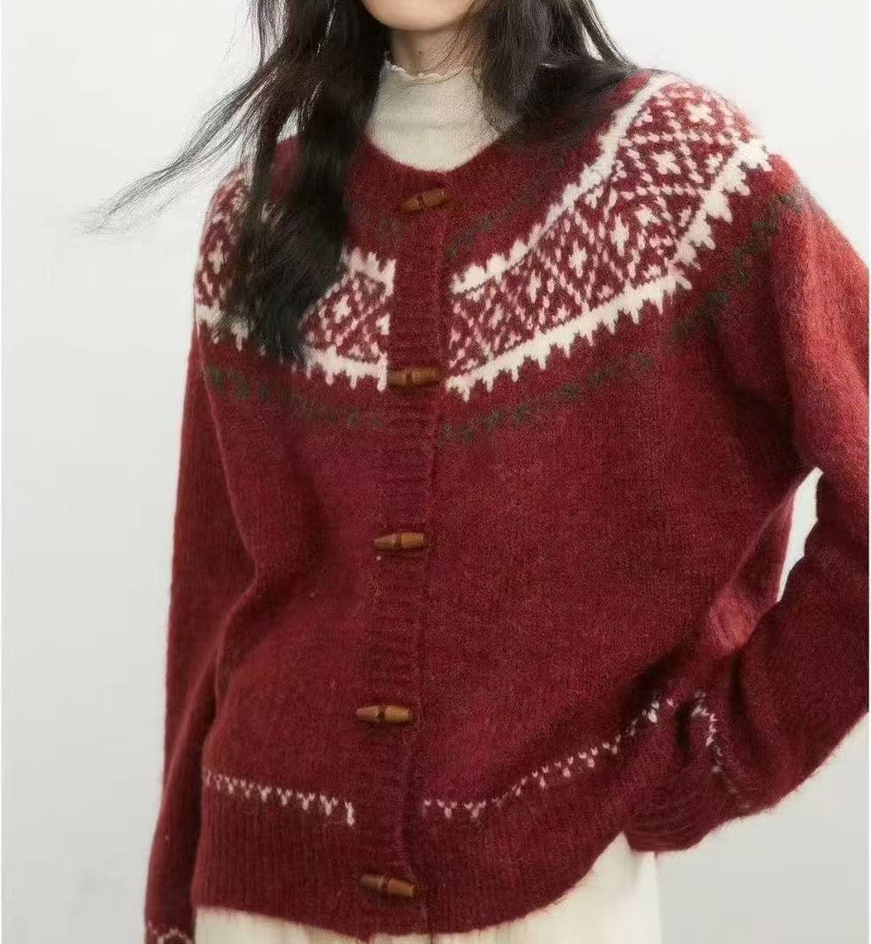 Elegancki i wygodny sweter kaszmirowy o minimalistycznym stylu, z geometrycznym nadrukiem i zapięciem na guziki.