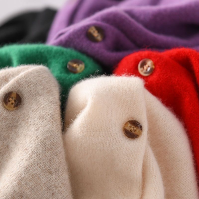 Elegancki i wygodny sweter z kaszmirowymi klapami w jednolitym kolorze