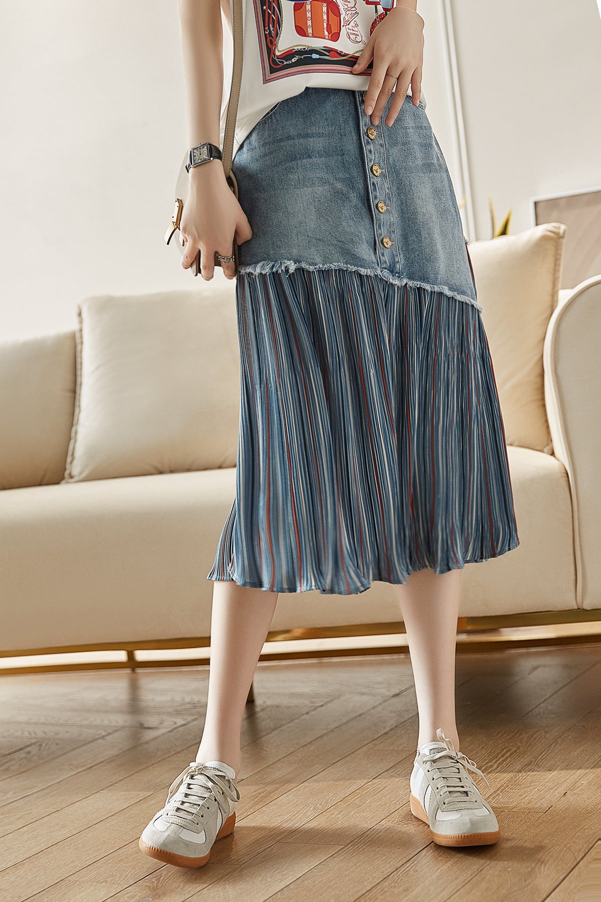 Ta spódnica midi z jeansu z wysokim stanem łączy w sobie siateczkę i jeans, co nadaje jej wyjątkowy, stylowy i elegancki wygląd.