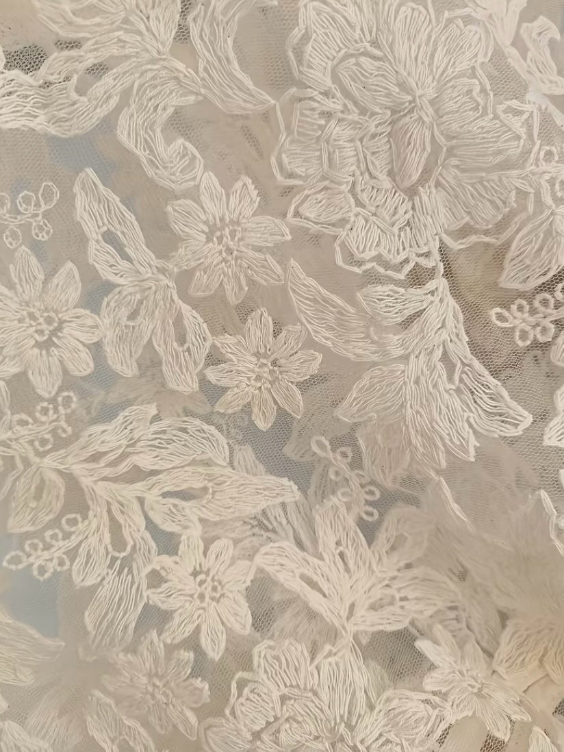 Prześwitująca biała koronkowa koszula w stylu francuskim, ozdobiona kwiatową koronką i eleganckimi falbankami, lekka i zwiewna.