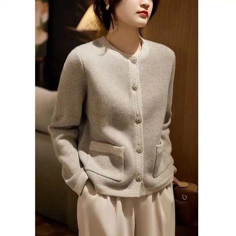 Elegancki, jednolity kolor kardiganu ozdobiony kieszeniami sprawia, że jest wygodny i swobodny.