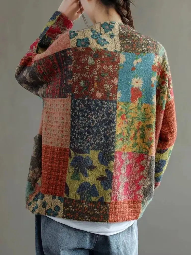 Sweter damski z kwiatowym wzorem w różnych kolorach, elegancki krój, odpowiedni do noszenia na co dzień