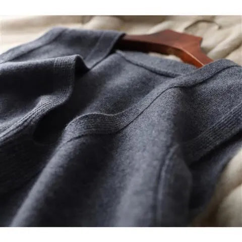 Ten luźny, uniwersalny sweter bez rękawów wyróżnia się innowacyjnym krojem i głębokim dekoltem w serek.