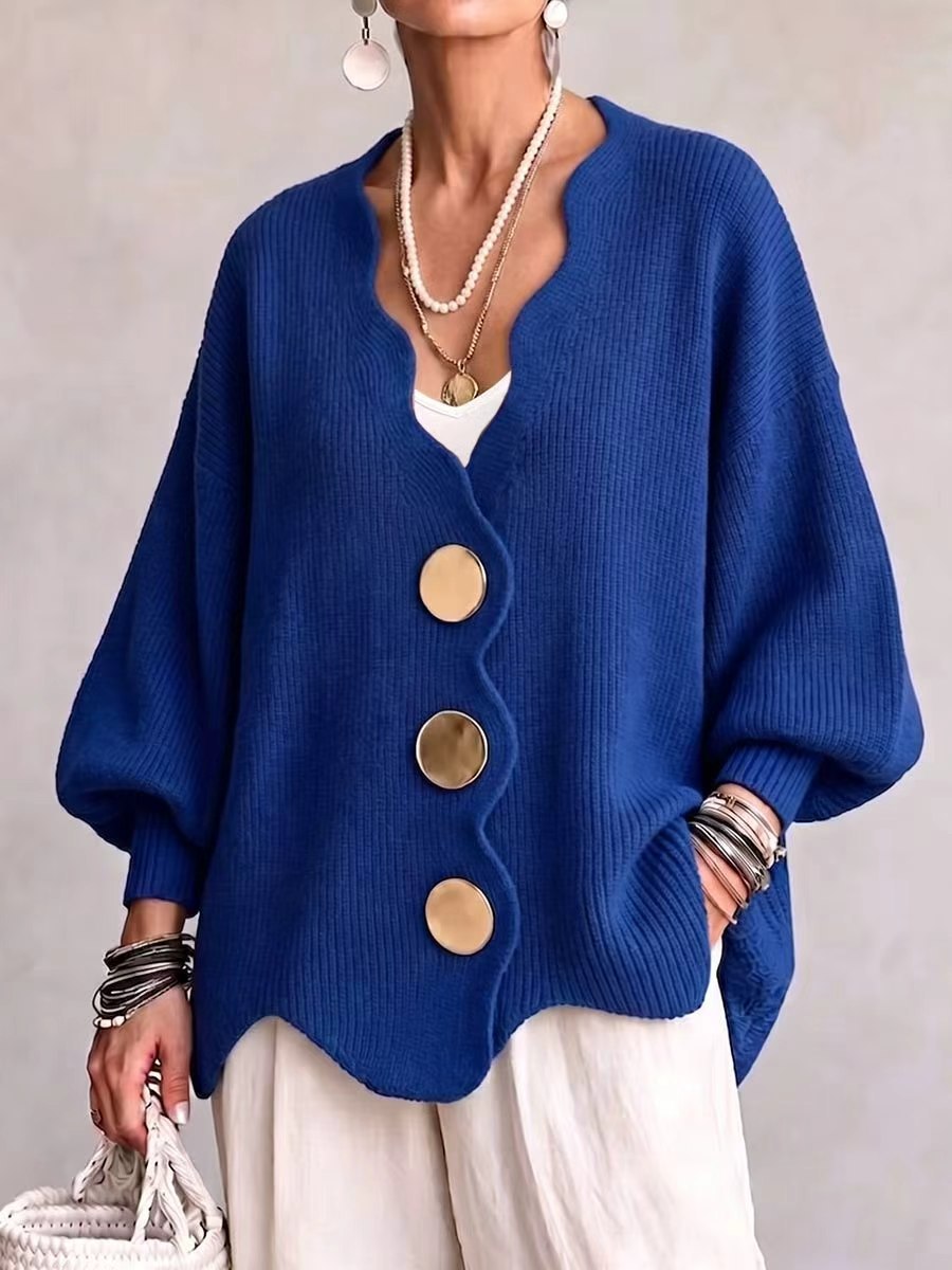 Ten jednokolorowy sweter jest miękki w dotyku i zapinany na duże guziki. Łączy w sobie wygodę i elegancki styl.