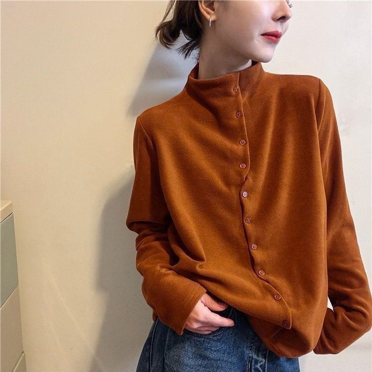 Elegancki i wygodny, monochromatyczny wełniany top z wysokim kołnierzem i ozdobnymi guzikami.