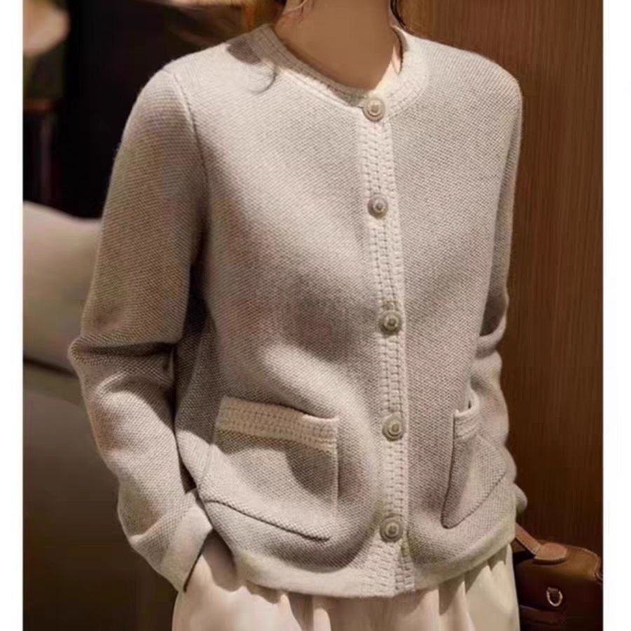 Elegancki, jednolity kolor kardiganu ozdobiony kieszeniami sprawia, że jest wygodny i swobodny.