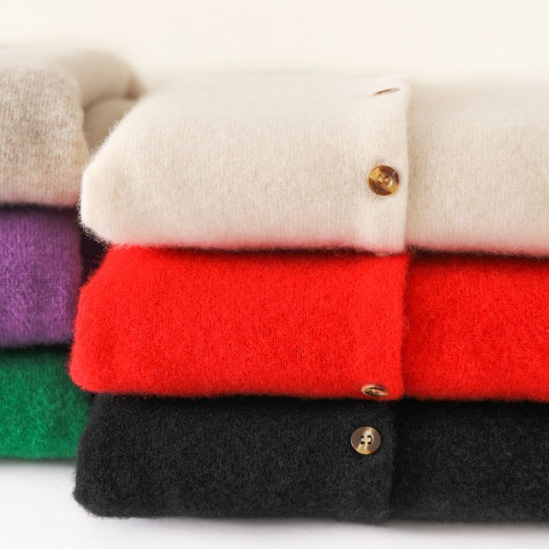 Elegancki i wygodny sweter z kaszmirowymi klapami w jednolitym kolorze