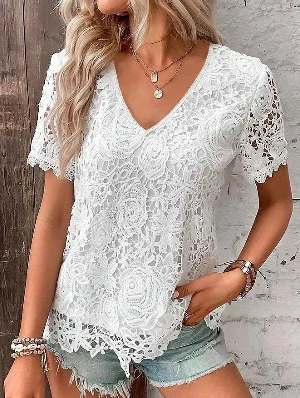 Ta nowa damska koronkowa bluzka z krótkim rękawem i dekoltem w serek jest elegancka i wyrafinowana.