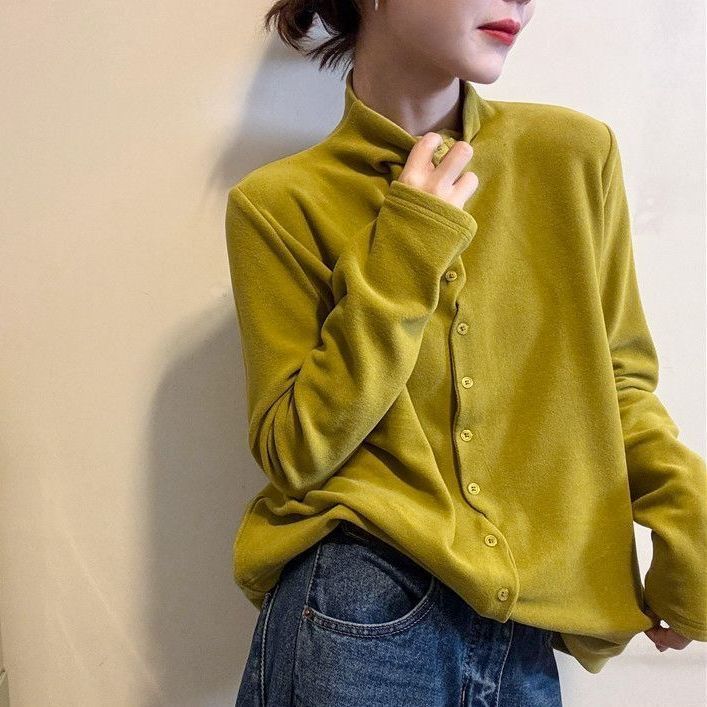 Elegancki i wygodny, monochromatyczny wełniany top z wysokim kołnierzem i ozdobnymi guzikami.