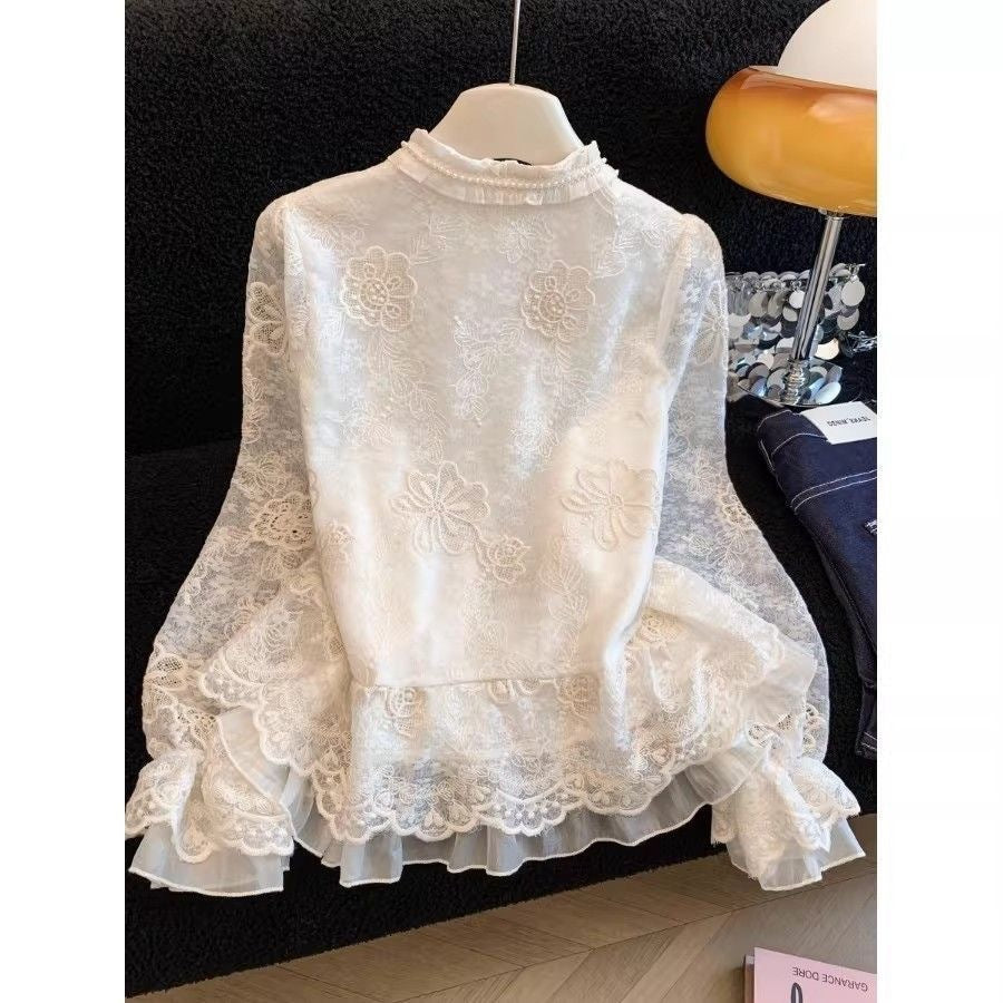 Biała koszula w stylu francuskim, zdobiona koronką w kwiaty i eleganckimi falbankami, lekka i pełna wdzięku.