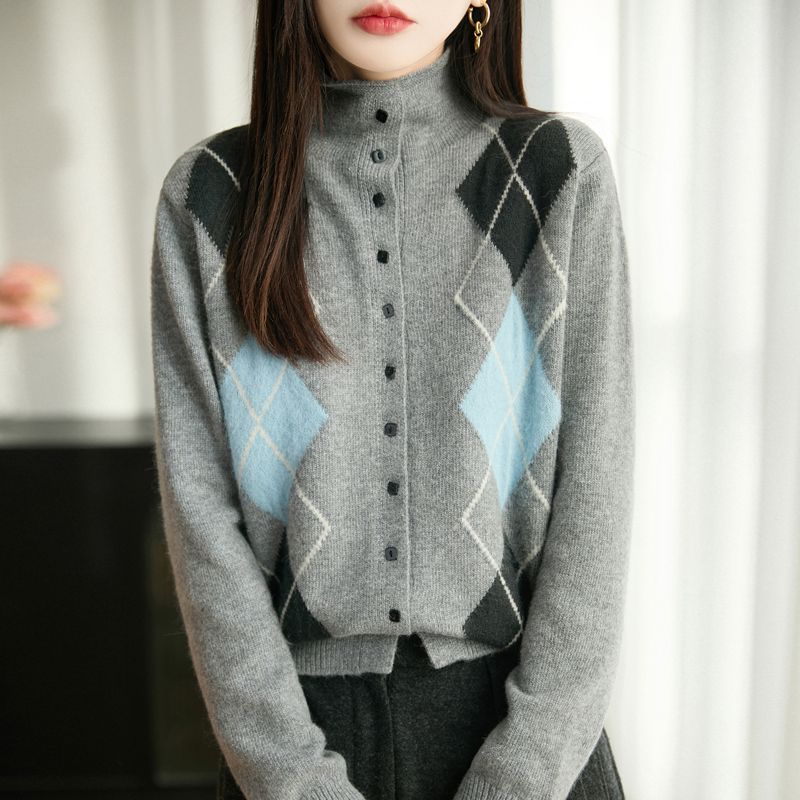 Elegancki i wygodny damski kardigan dzianinowy z geometrycznym nadrukiem i guzikami.