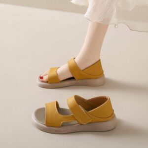 Te minimalistyczne sandały na koturnie w stylu retro mają antypoślizgową gumową podeszwę, dzięki czemu idealnie nadają się na lato i deszczową porę roku.
