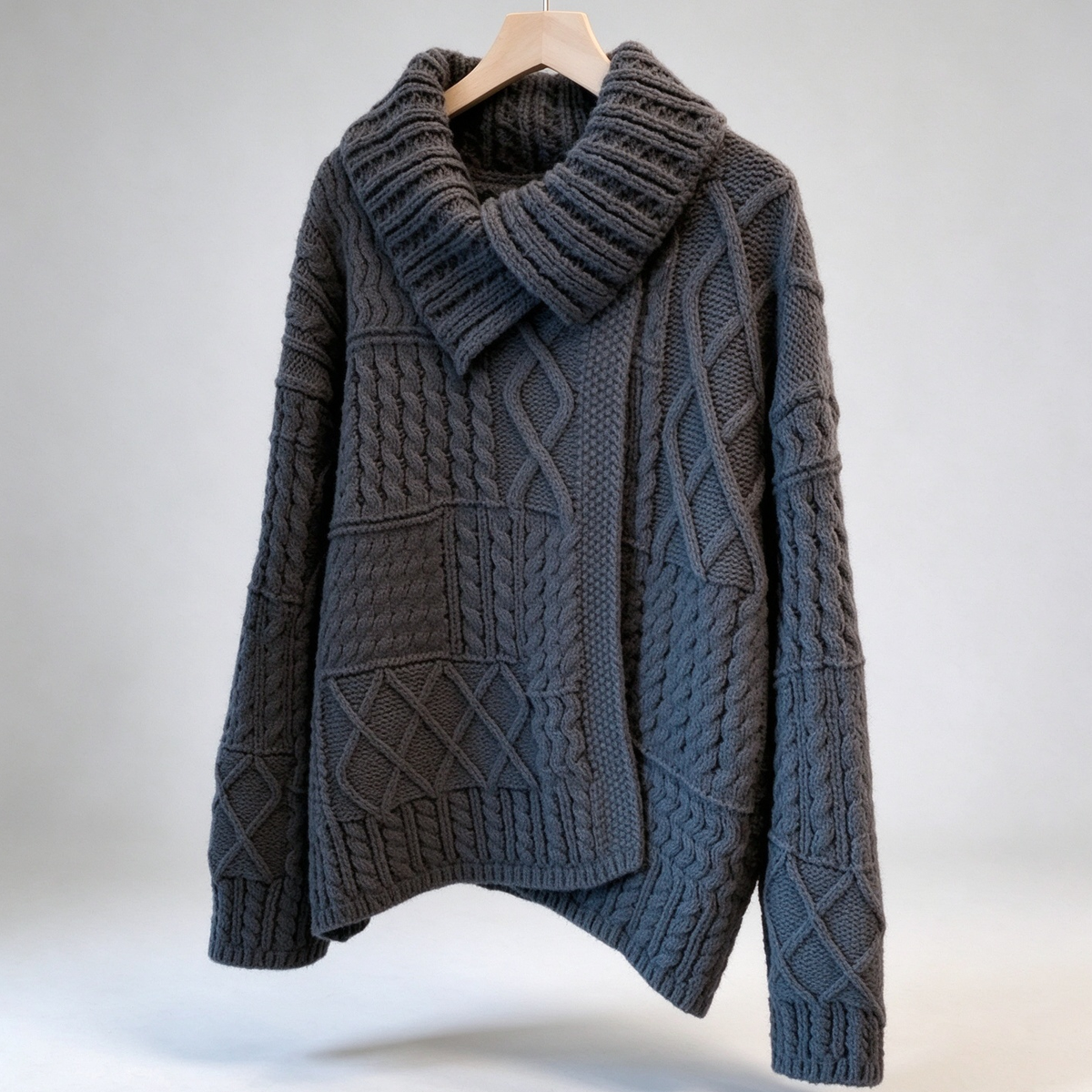 Ten luźny, gruby kardigan o splocie warkoczowym ma luźny kołnierz i miękki, elegancki design.