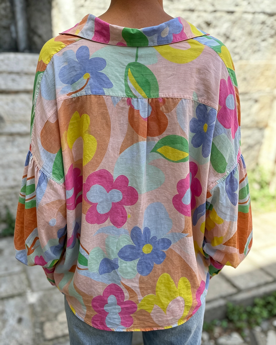 Nowa, letnia, lekka, bawełniano-lniana koszula w stylu retro z żywym kwiatowym wzorem i luźnym topem z dekoltem w serek.