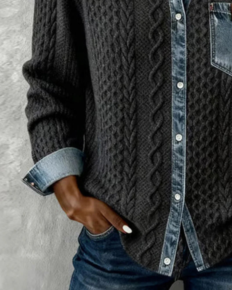 Elegancki i wygodny damski kardigan wykonany z patchworkowej dzianiny denim, ozdobiony tkanym, skręconym wzorem kwiatowym i zapinany na guziki.
