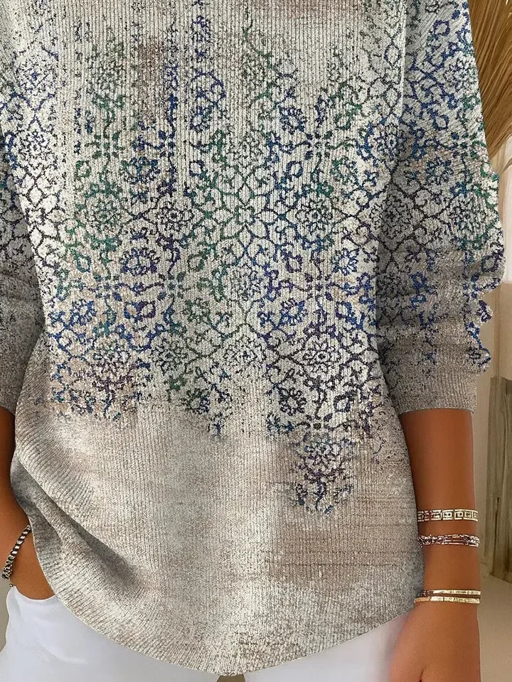 Elegancki i wygodny szary sweter z długim rękawem, okrągłym dekoltem i pięknym kwiatowym nadrukiem.