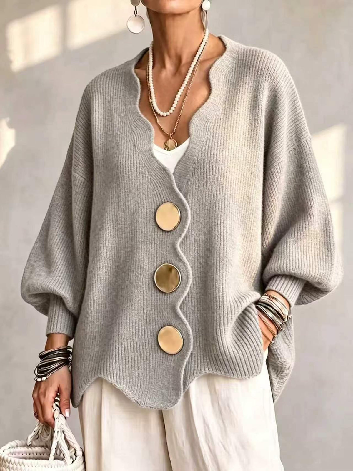 Ten jednokolorowy sweter jest miękki w dotyku i zapinany na duże guziki. Łączy w sobie wygodę i elegancki styl.