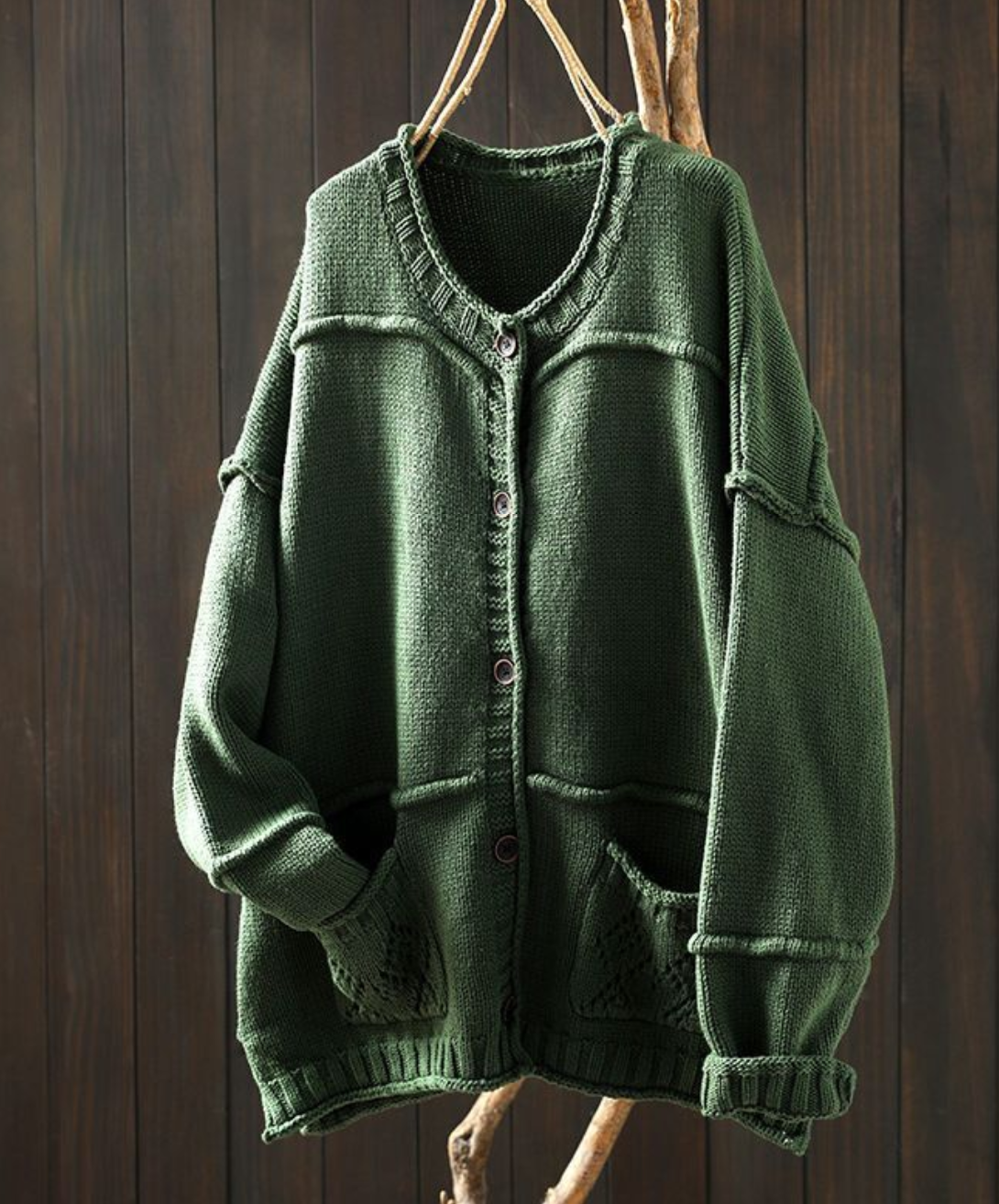 Sweter w stylu retro wykonany z dzianiny patchworkowej, łączący w sobie artystyczny, swobodny i swobodny styl.